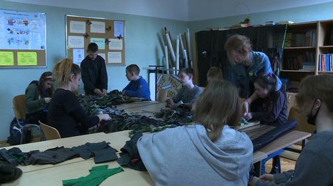 Atak Rosji na Ukrainę. Uczniowie z Zielonej Góry szyją siatki maskujące dla żołnierzy 