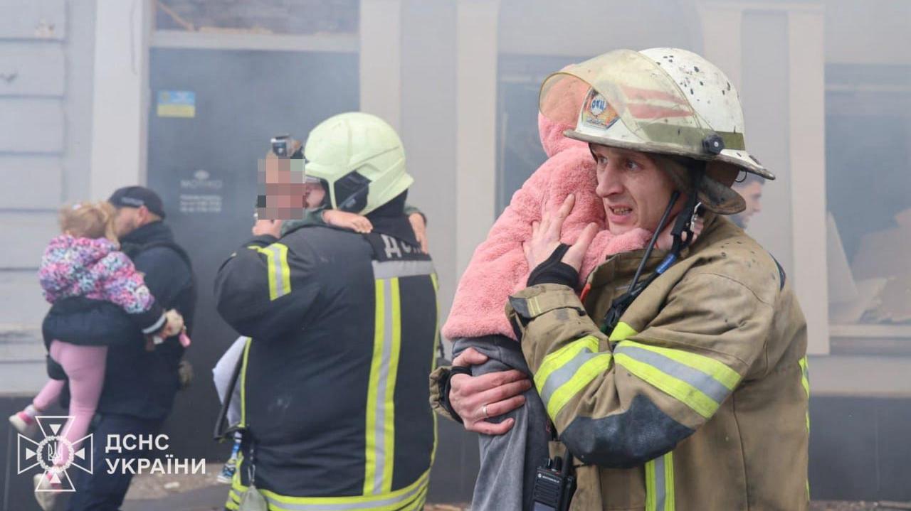 Rosjanie uderzyli w przedszkole. Wołodymyr Zełenski: to splunięcie w twarz