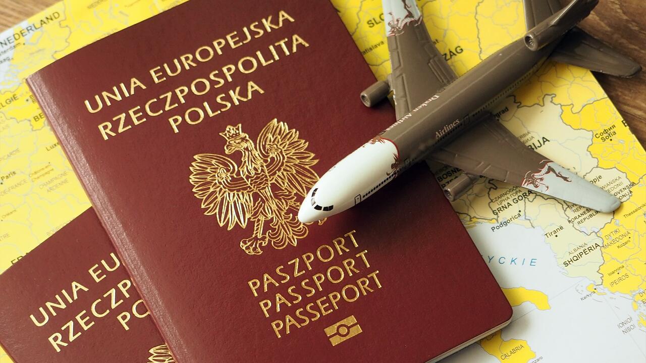 Na lotnisku dowiedział się, iż jest poszukiwany i ma nieważny paszport