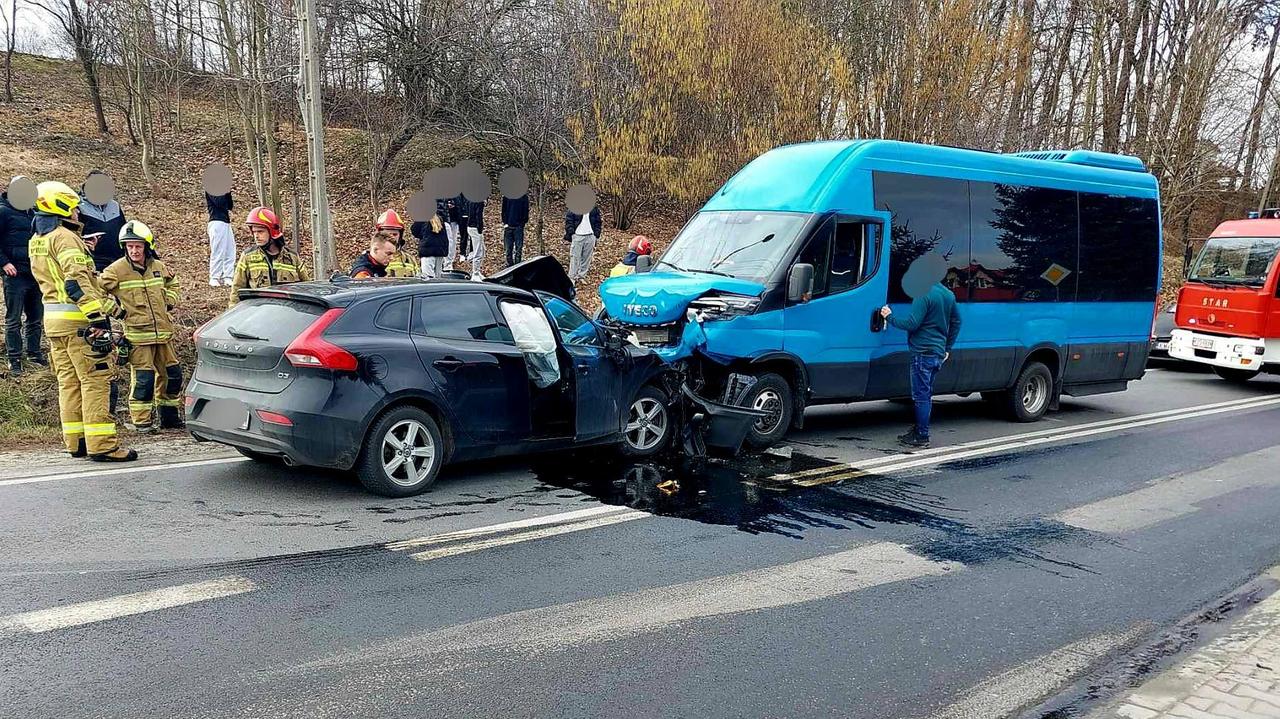 Polşada məktəb avtobusu ilə avtomobil toqquşdu: Yaralılar var