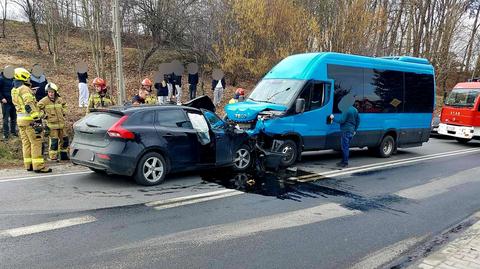 Koszmarny wypadek w Zatorze. Samochód zderzył się czołowo z busem przewożącym uczniów