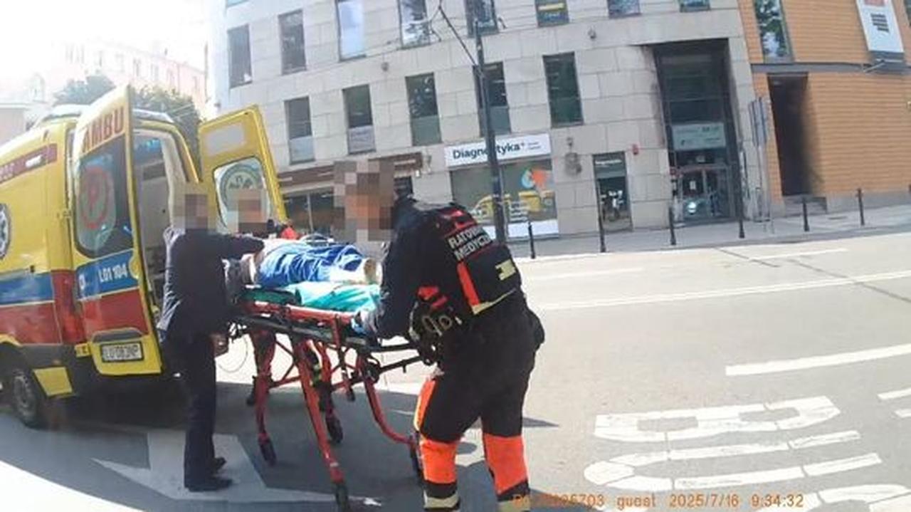 Zobaczyły kobietę, która osunęła się na chodnik. Ruszyły z pomocą