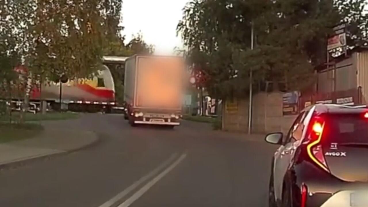 Centymetry od tragedii. Ciężarówka utknęła na przejeździe. Nagranie