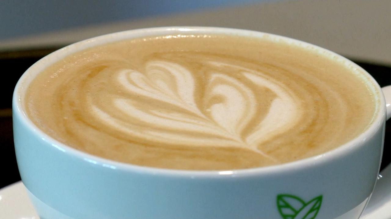 Kofeina w dużych ilościach może wspierać walkę z rakiem. Tak wynika z badań, ale co poza tym?