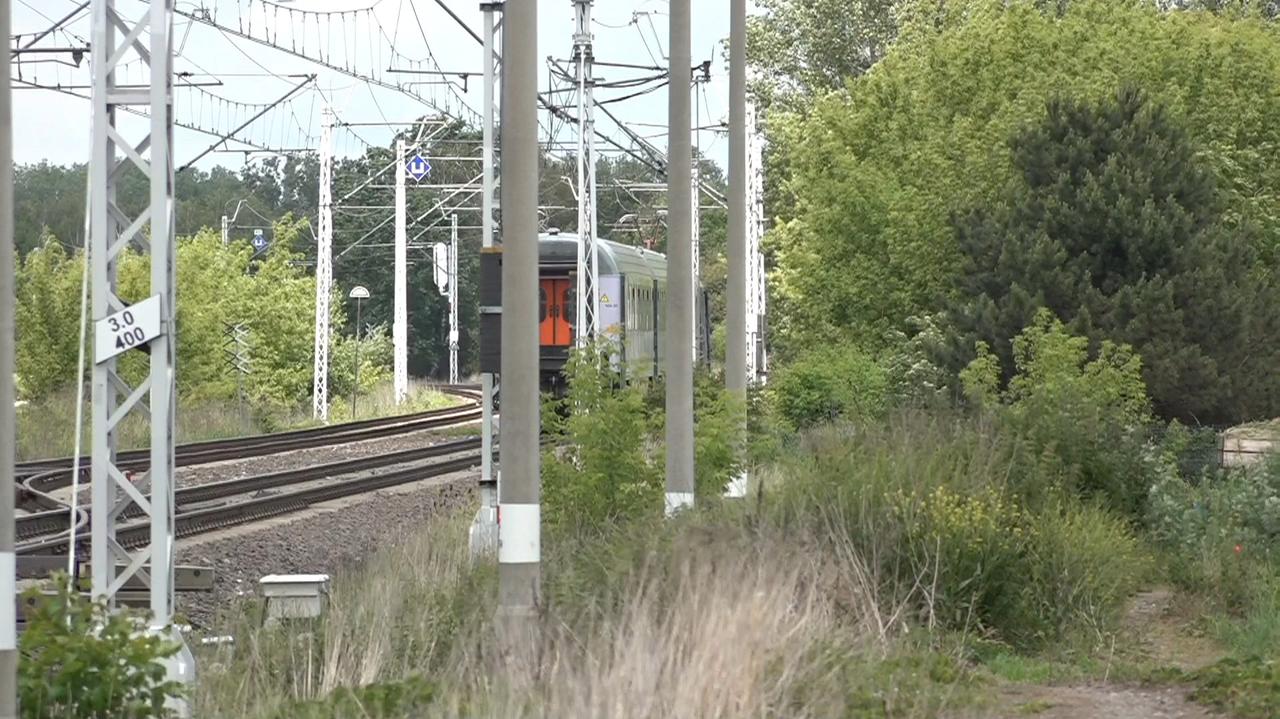 Jeden pociąg przejechał, drugiego nie zauważyła. Nie żyje kobieta