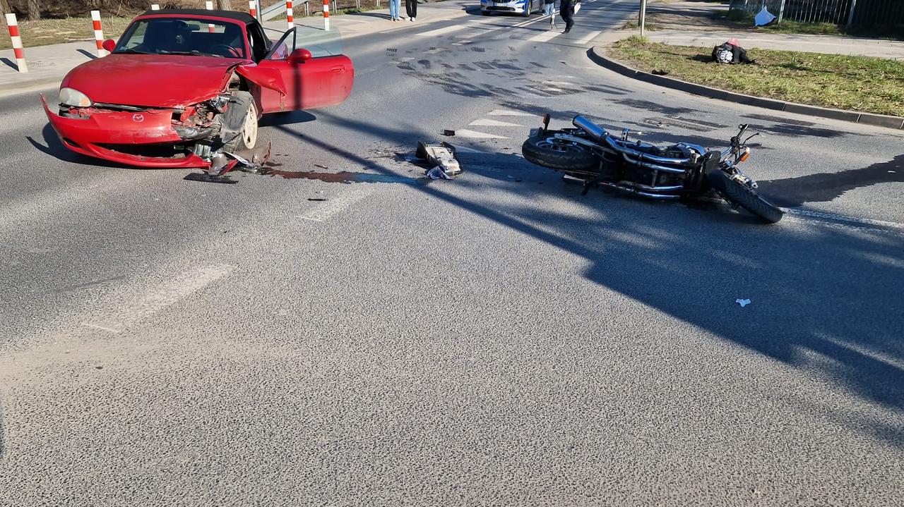 Zderzenie samochodu z motocyklem. Jedna osoba w szpitalu