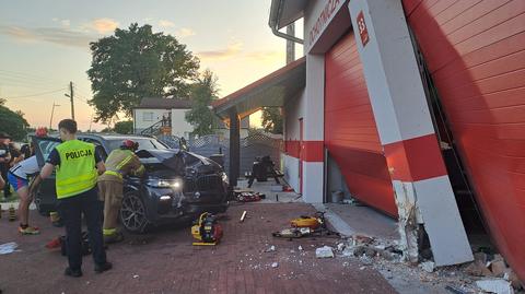 Kierowca wjechał w budynek remizy