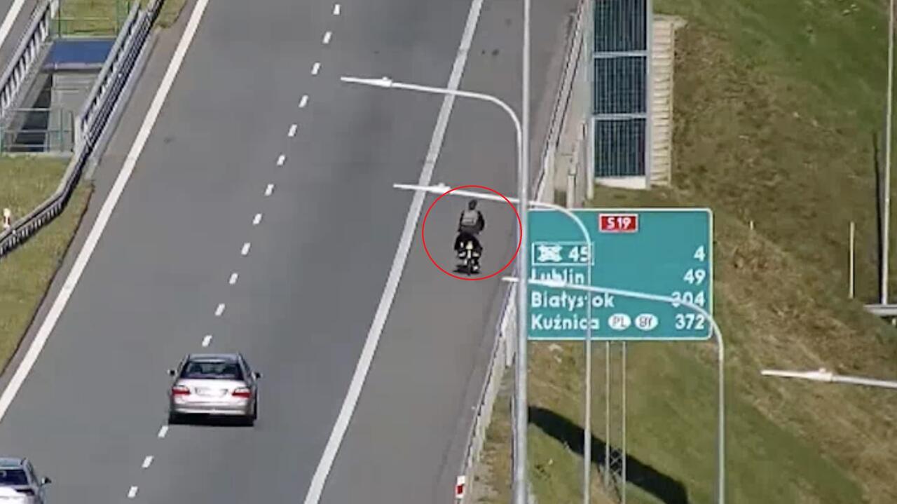 Najpierw jechał rowerem po drodze ekspresowej, później położył się na trawie