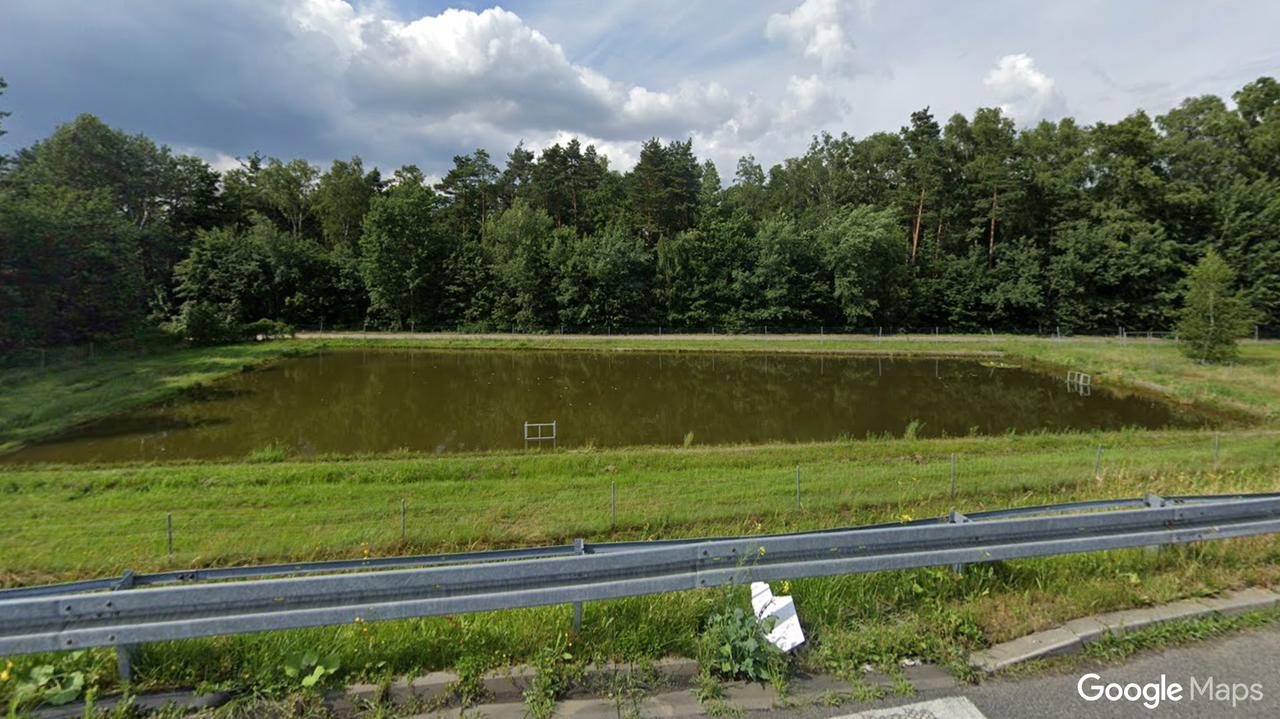 19-latek kąpał się przy autostradzie. Nagle zniknął pod wodą