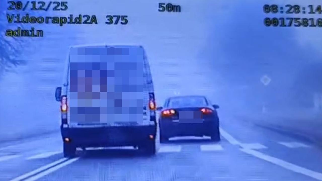 Wyprzedzał na pasach, mimo gęstej mgły. Natknął się na radiowóz