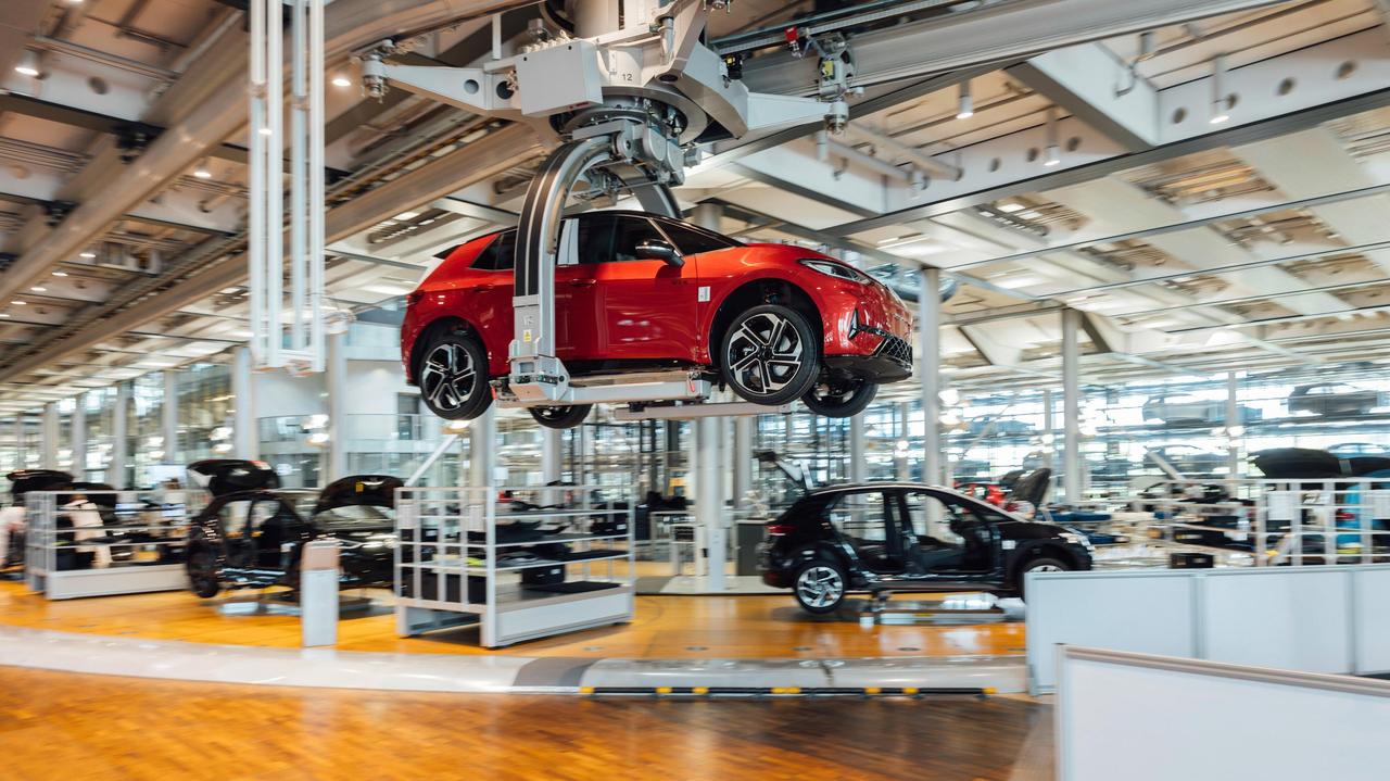 Niemiecki koncern kończy produkcję aut w jednej z fabryk w kraju. Stawia na AI