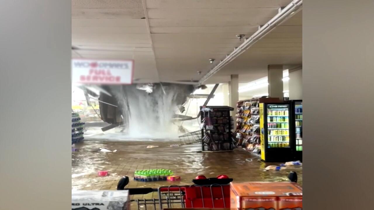 Lało tak, że zarwał się dach supermarketu