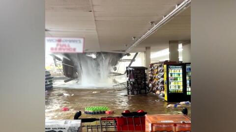 Wyrwa w dachu supermarketu po ulewie