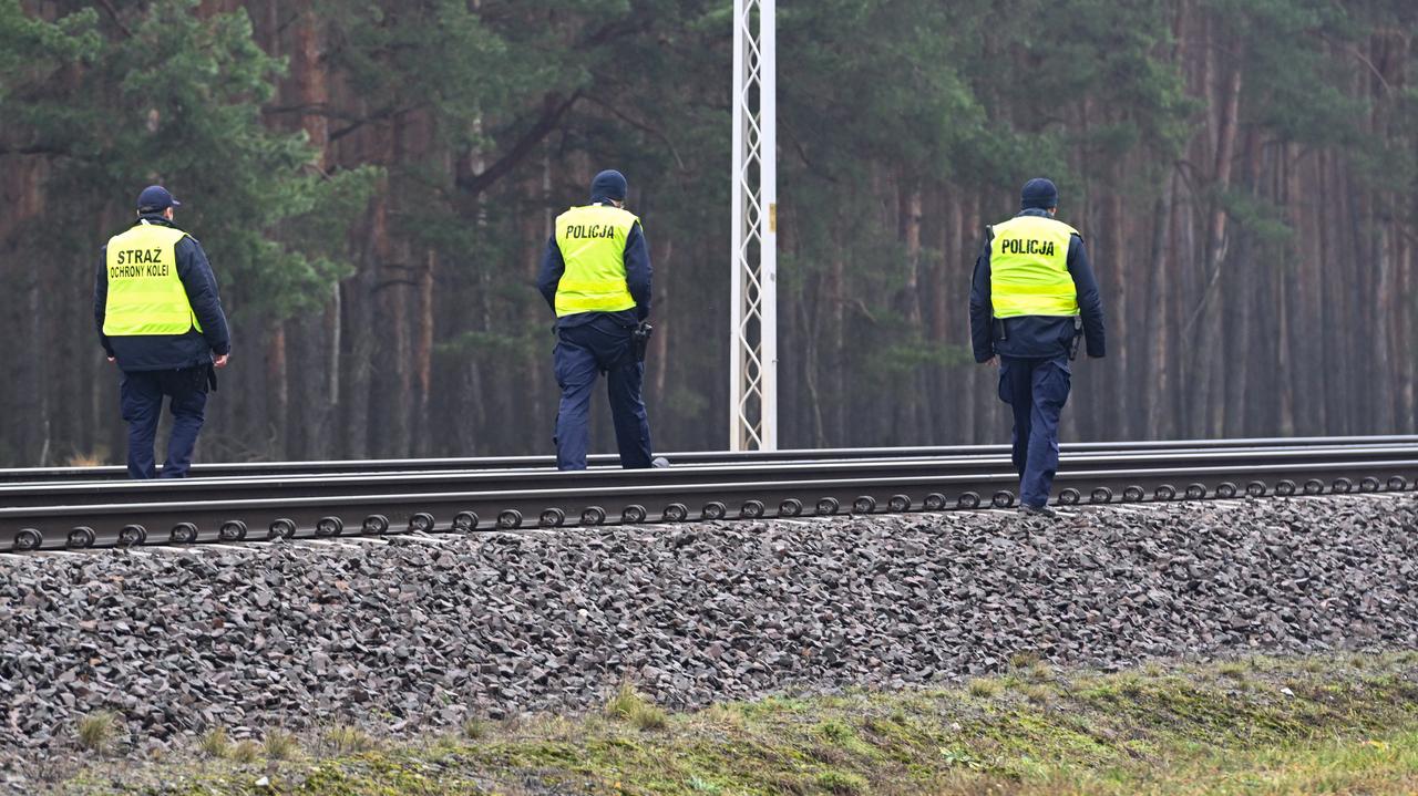 Szef MON: ABW czy SKW zbadają sprawę kamery zamontowanej w pobliżu uszkodzonych torów