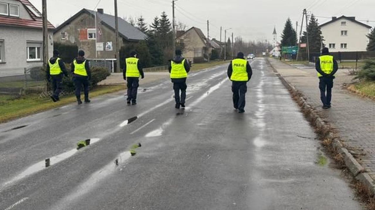 Przejechał leżącego na drodze, mężczyzna nie żyje. Szukają kierowcy i świadków