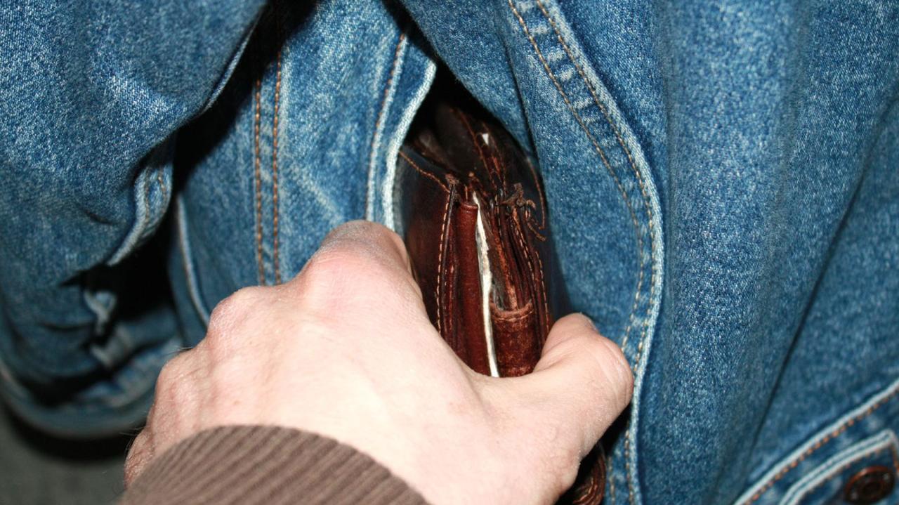 Kieszonkowiec na bazarku. Nie wiedział, iż jest obserwowany