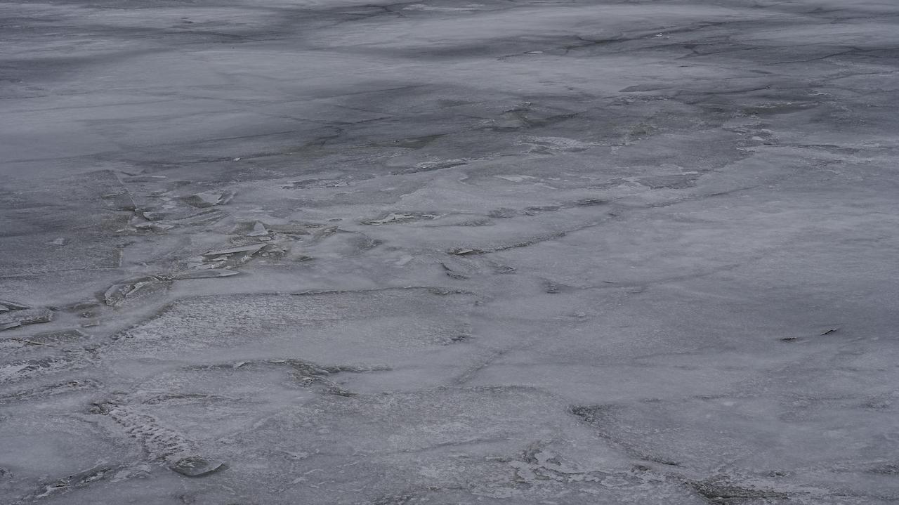 Najgłębsze jezioro Polski zamarzło. Miesiąc szybciej niż rok temu