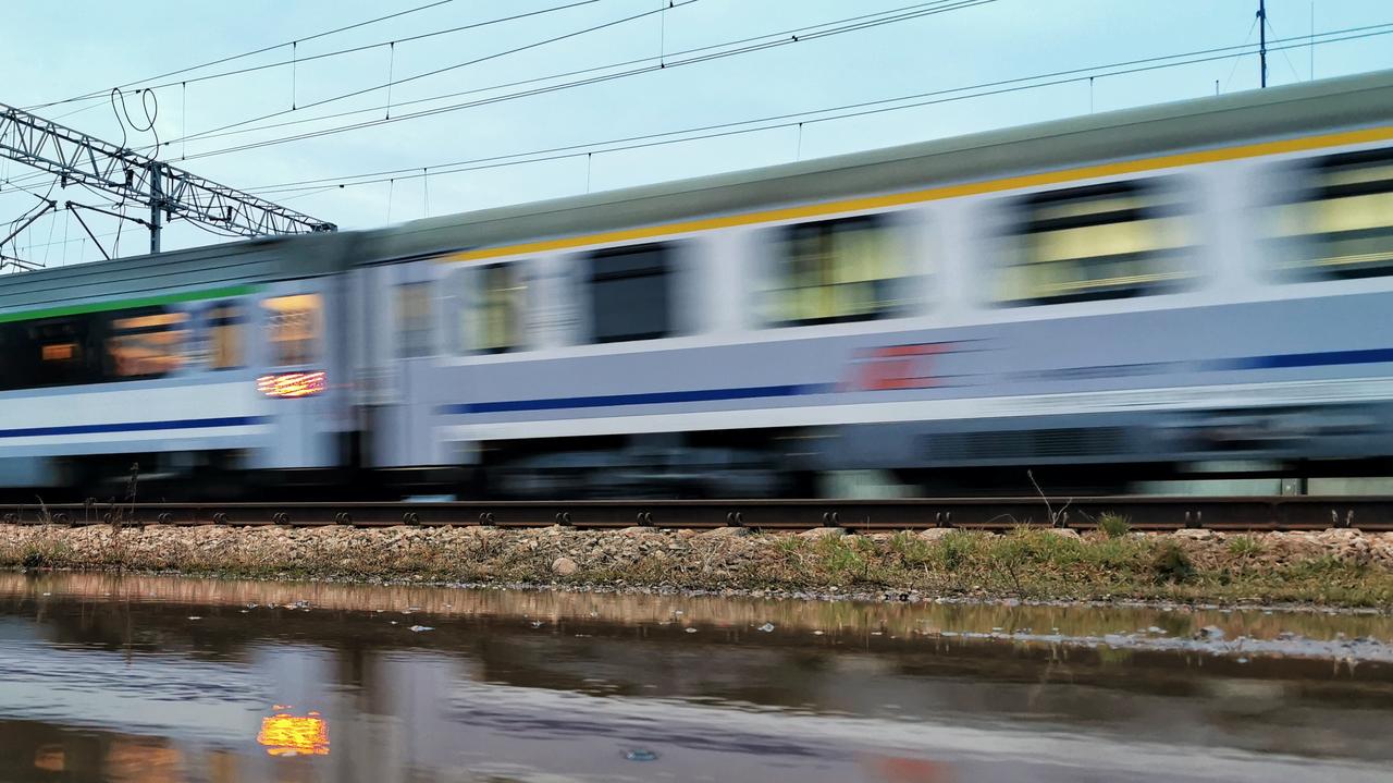 Pociąg stanął z powodu awarii, pasażerka zaczęła rodzić. Akcja służb