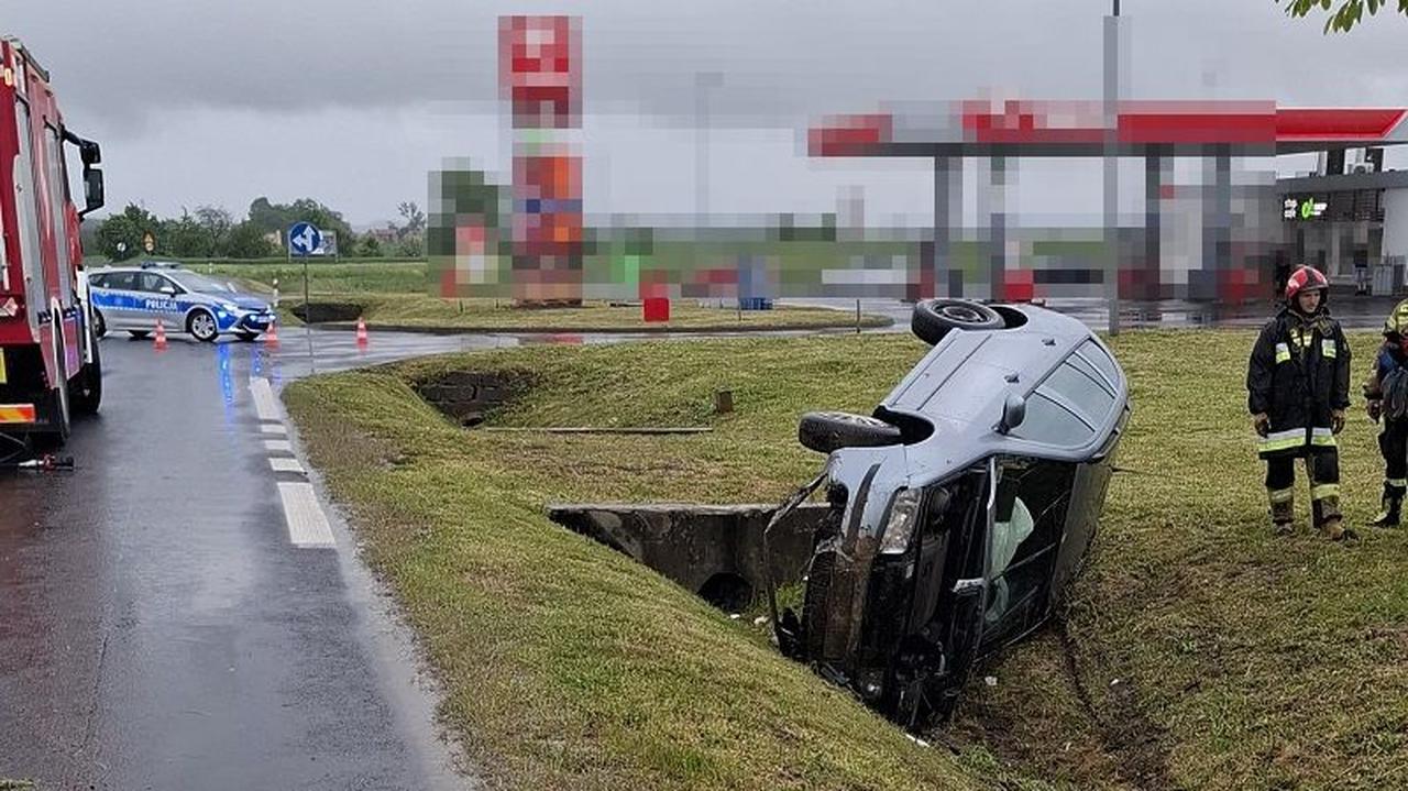 Zobaczył radiowóz, wpadł w panikę, dachował w rowie
