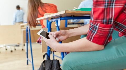 Coraz więcej szkół zakazuje korzystania ze smartfonów. Eksperci: to nie pomoże w rozwiązaniu problemów