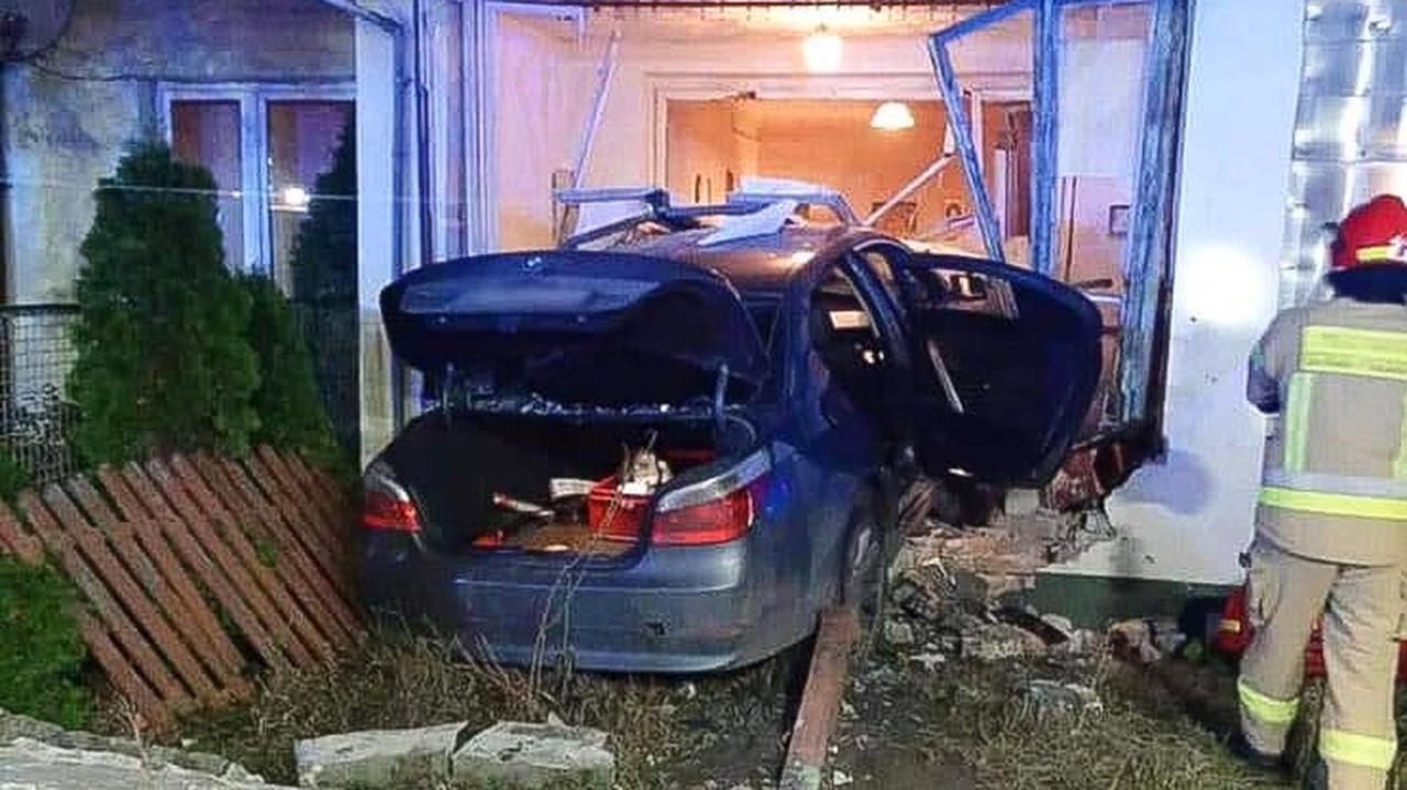 23-latek wjechał w dom. Mieszkanka ranna