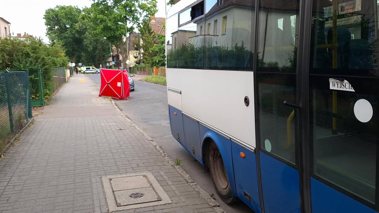 Nie żyje pasażer. Wychodził z autobusu, ten nagle ruszył