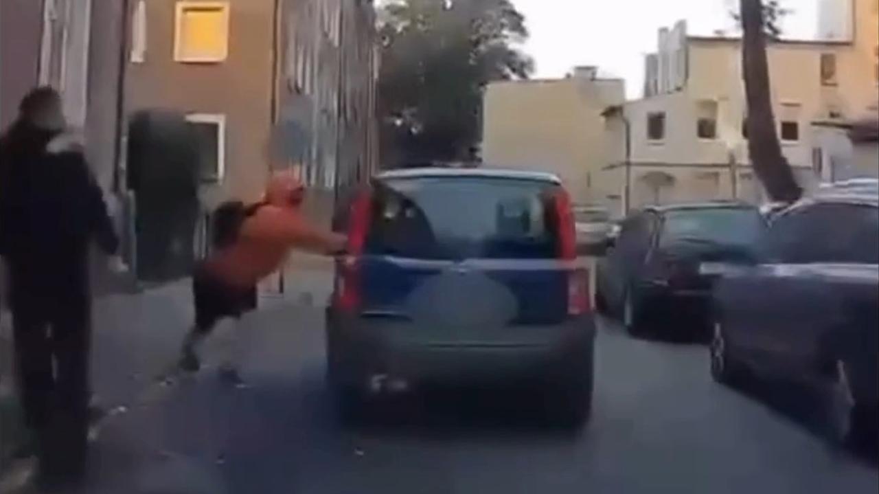 Był zamaskowany, skoczył na maskę jadącego auta