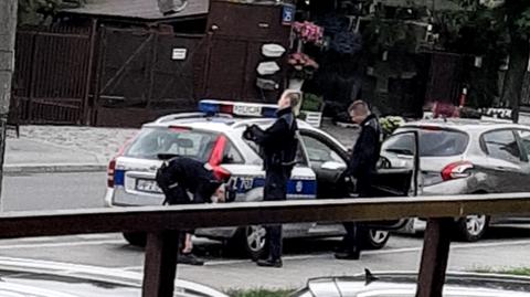 Bliskiej okolicy willi Jarosława Kaczyńskiego pilnuje czterech policjantów w mundurach 
