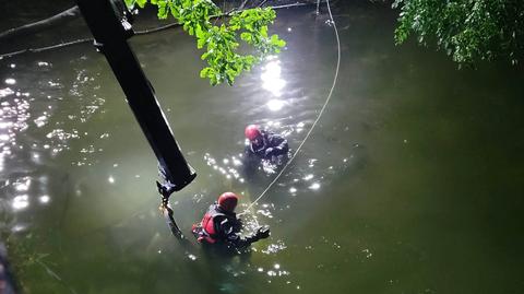 Z tonącego auta wyciągnęli trzy osoby