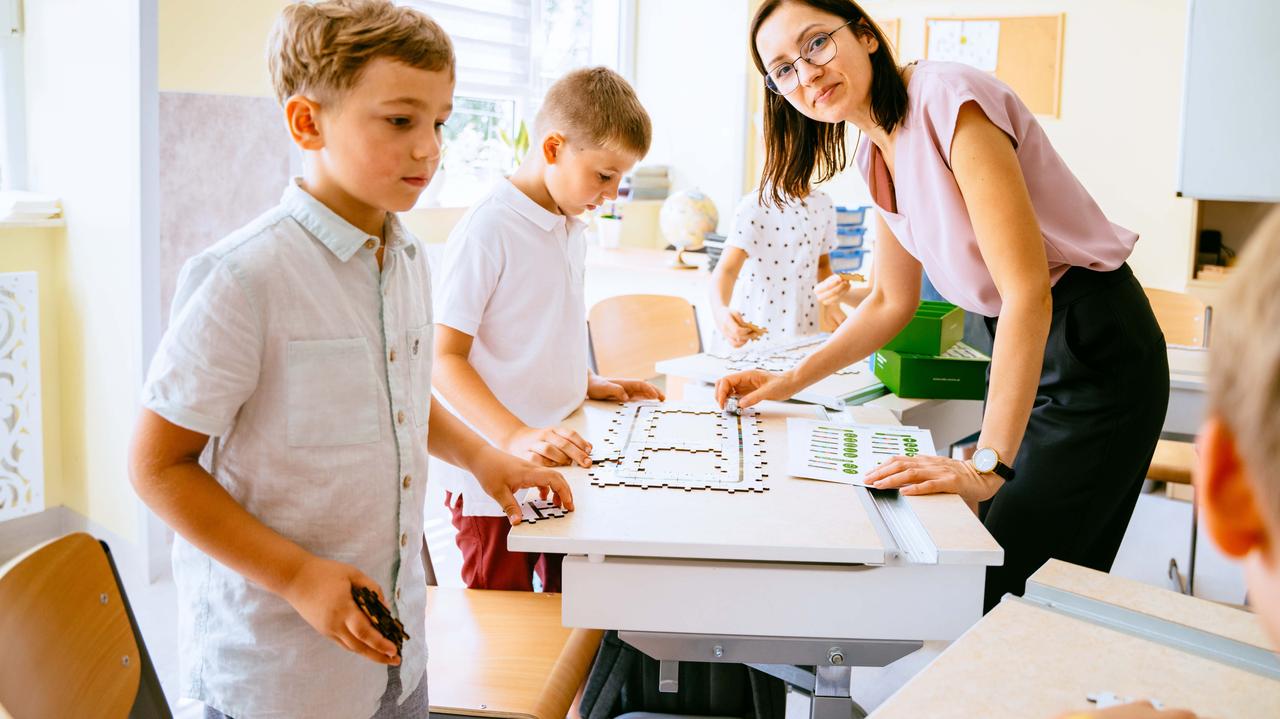 "100 procent więcej dla młodych nauczycieli"? Jak rosły ich pensje