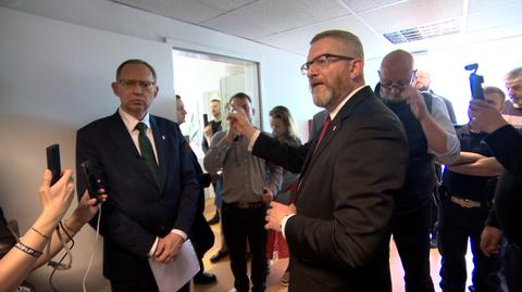 Oleśnica. Grzegorz Braun wraz z uczestnikami swojej "interwencji" odmówił modlitwę w intencji 