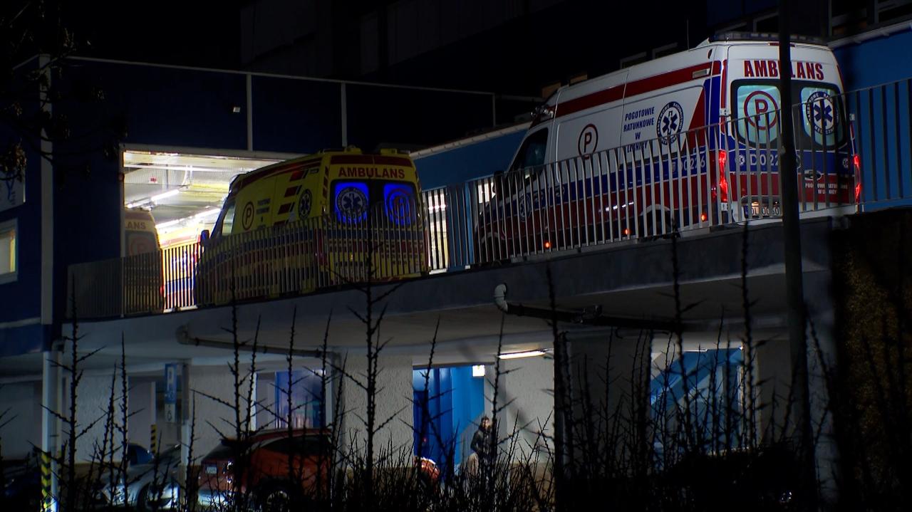 Karetki czekają przed SOR-em w Legnicy po kilka godzin. "Słyszymy, iż nie ma miejsca"