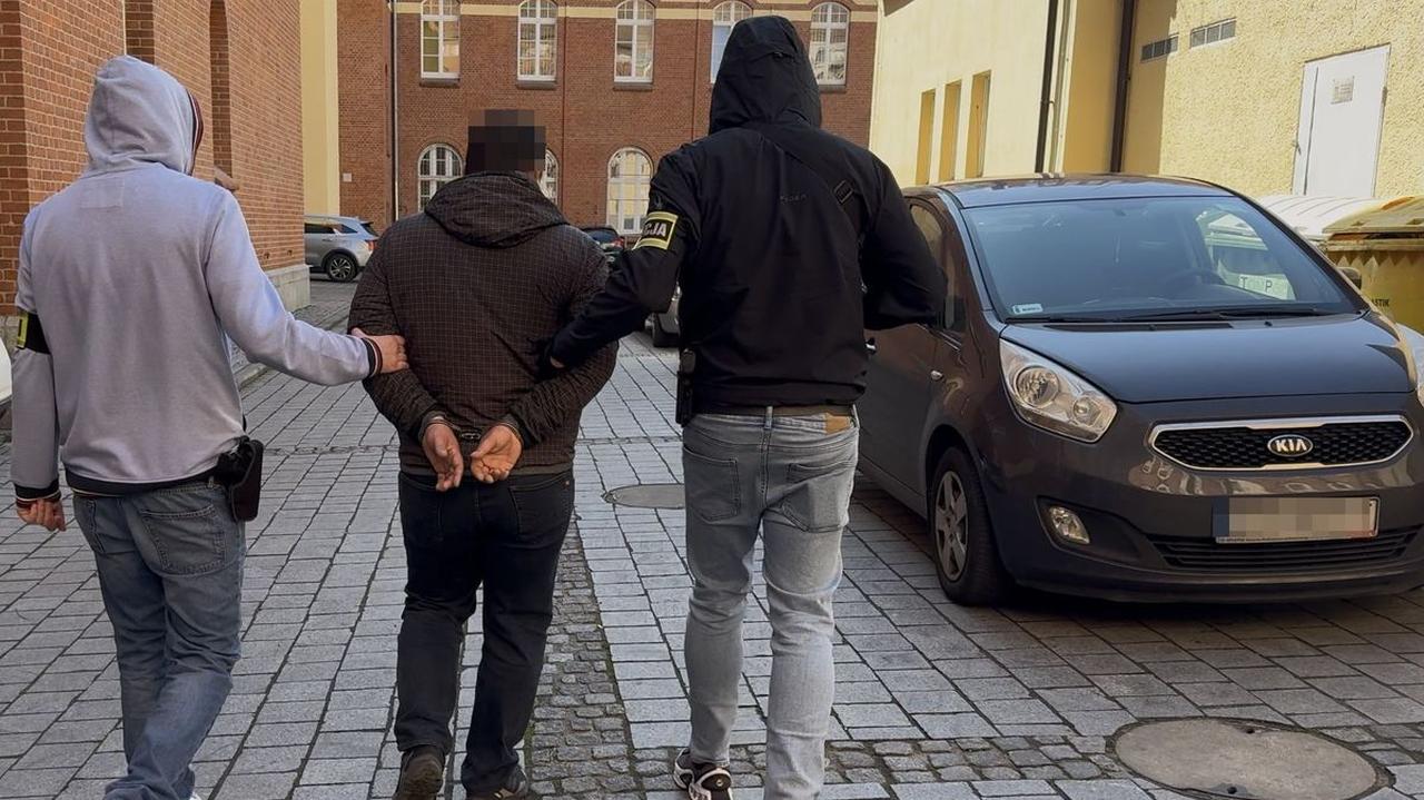 Chciał uciec przed kontrolą. Był pijany i nie miał prawa jazdy