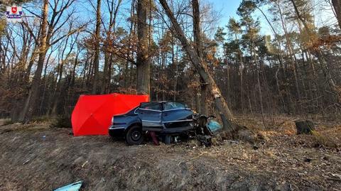 Żyrzyn. Nie żyje 32-letni żołnierz. Zjechał z drogi i uderzył w drzewo. Śledczy ustalają przyczyny wypadku 