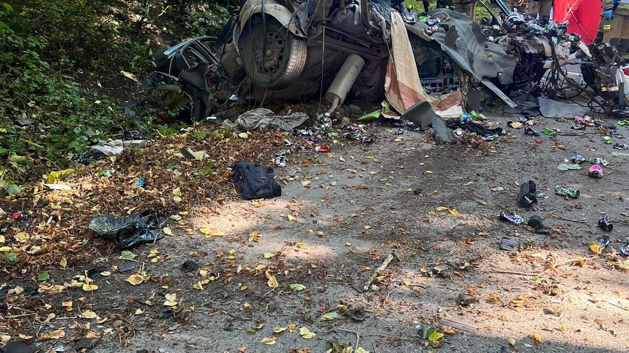 Auto po wypadku się rozpadło, zginął 27-latek. Szukają świadków