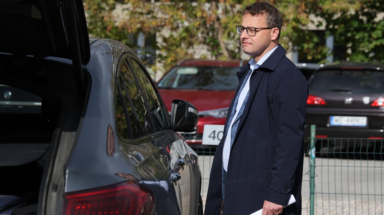 Romanowski seeks safe-conduct pass and admits using passport under different identity