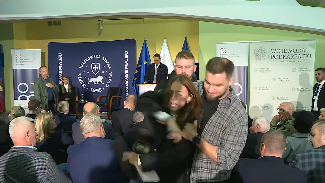 Incydent w czasie przemówienia Sikorskiego. Kobieta została wyprowadzona z sali