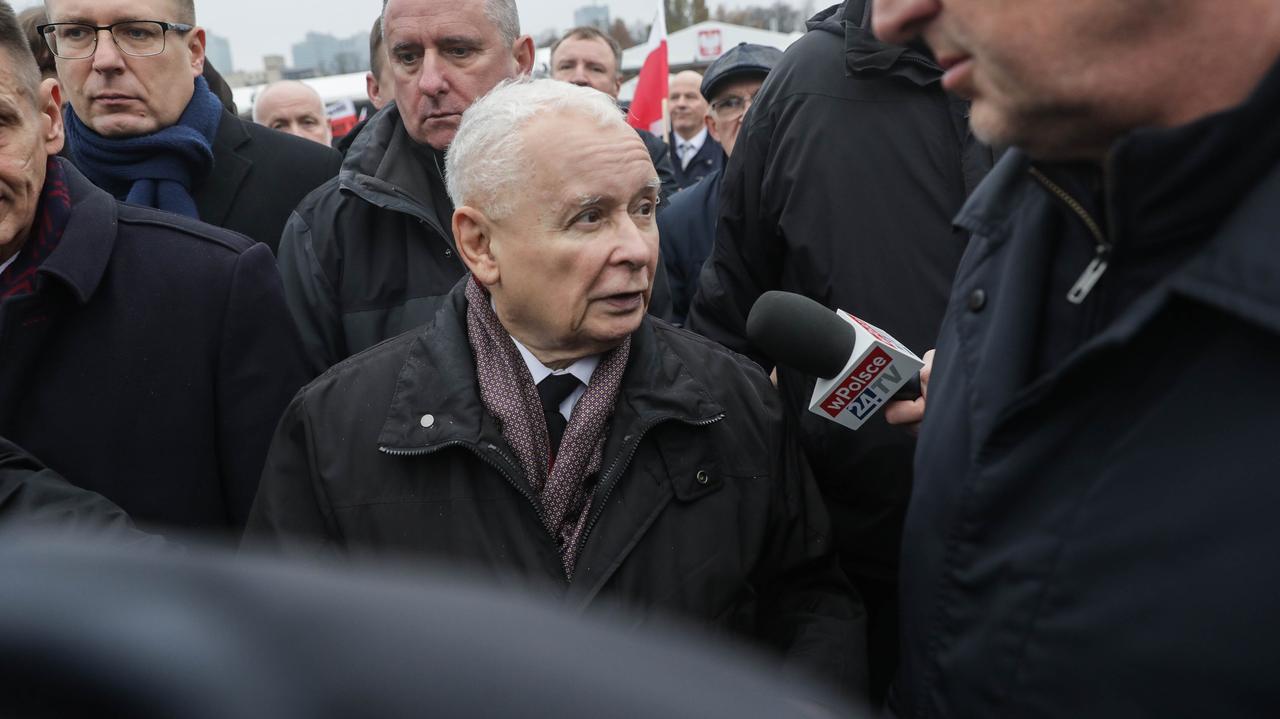 Zamieszanie i okrzyki na miesięcznicy. Kaczyński: to agentura Putina