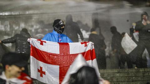 Antyrządowy protest uczniów i studentów przed parlamentem w Tbilisi