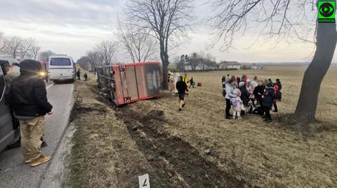 Wypadek autobusu z uchodźcami na dk 17