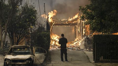 Strażacy walczą z pożarem w Pacific Palisades w Los Angeles