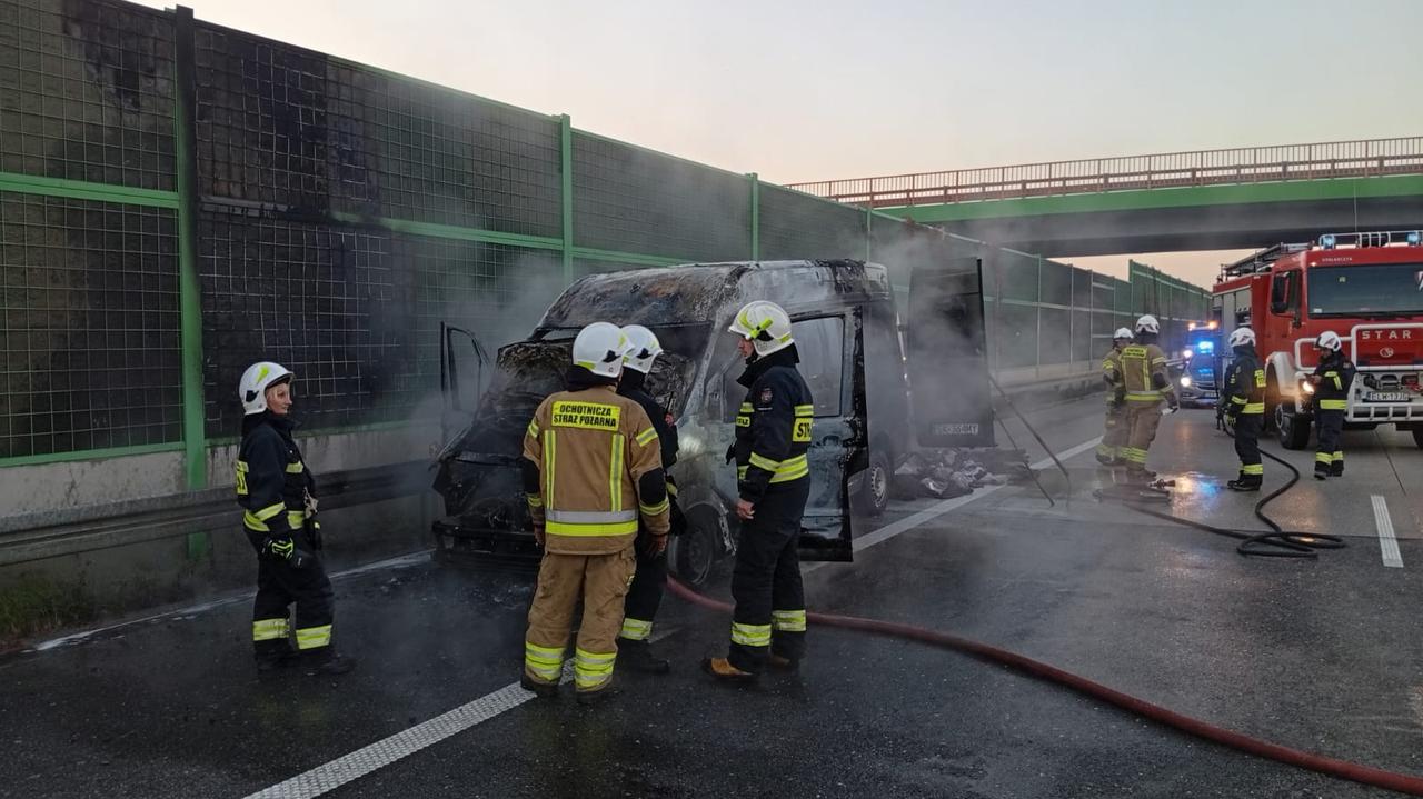 Samochód spłonął doszczętnie. Są utrudnienia na autostradzie