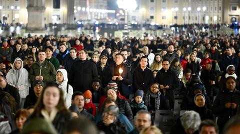 Wierni modlą się za zdrowie Franciszka na placu Świętego Piotra