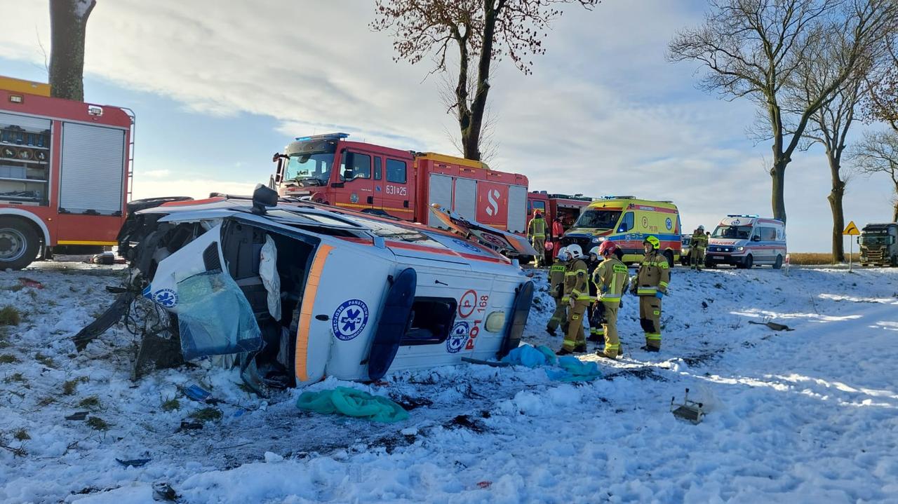 Po uderzeniu w drzewo zginął kierowca karetki, 93-letnia pacjentka zmarła w szpitalu