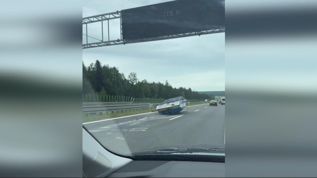 Łódź spadła z lawety na drogę. Nagranie