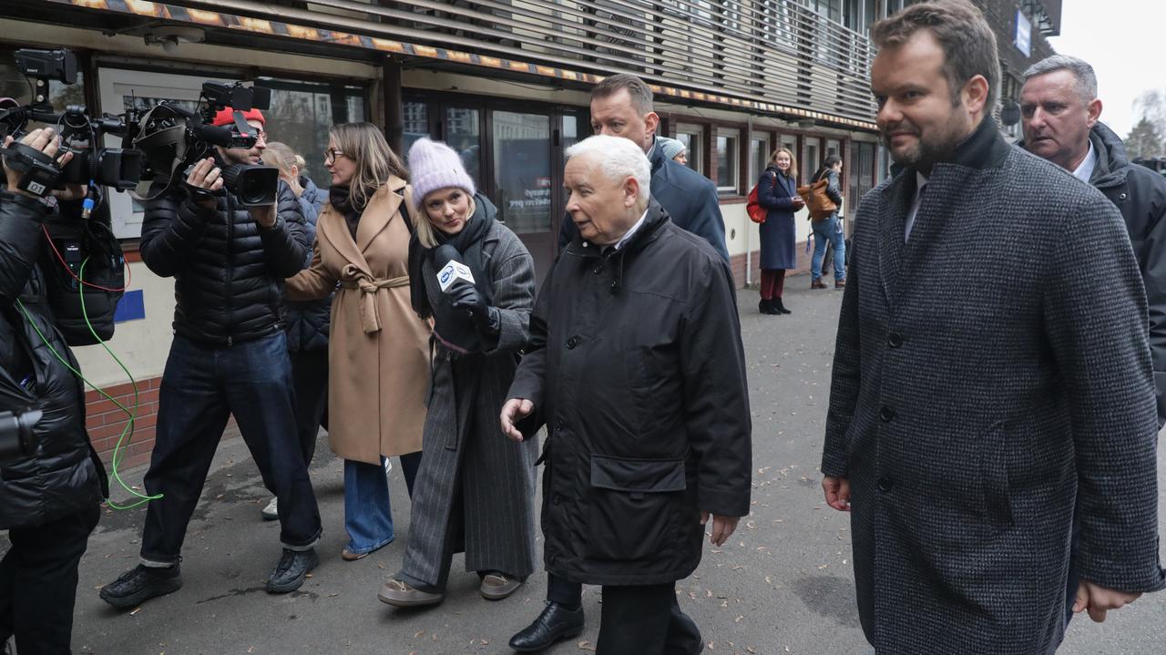 Spotkanie kierownictwa PiS na Nowogrodzkiej. Kaczyński radzi przeczytać pewną książkę