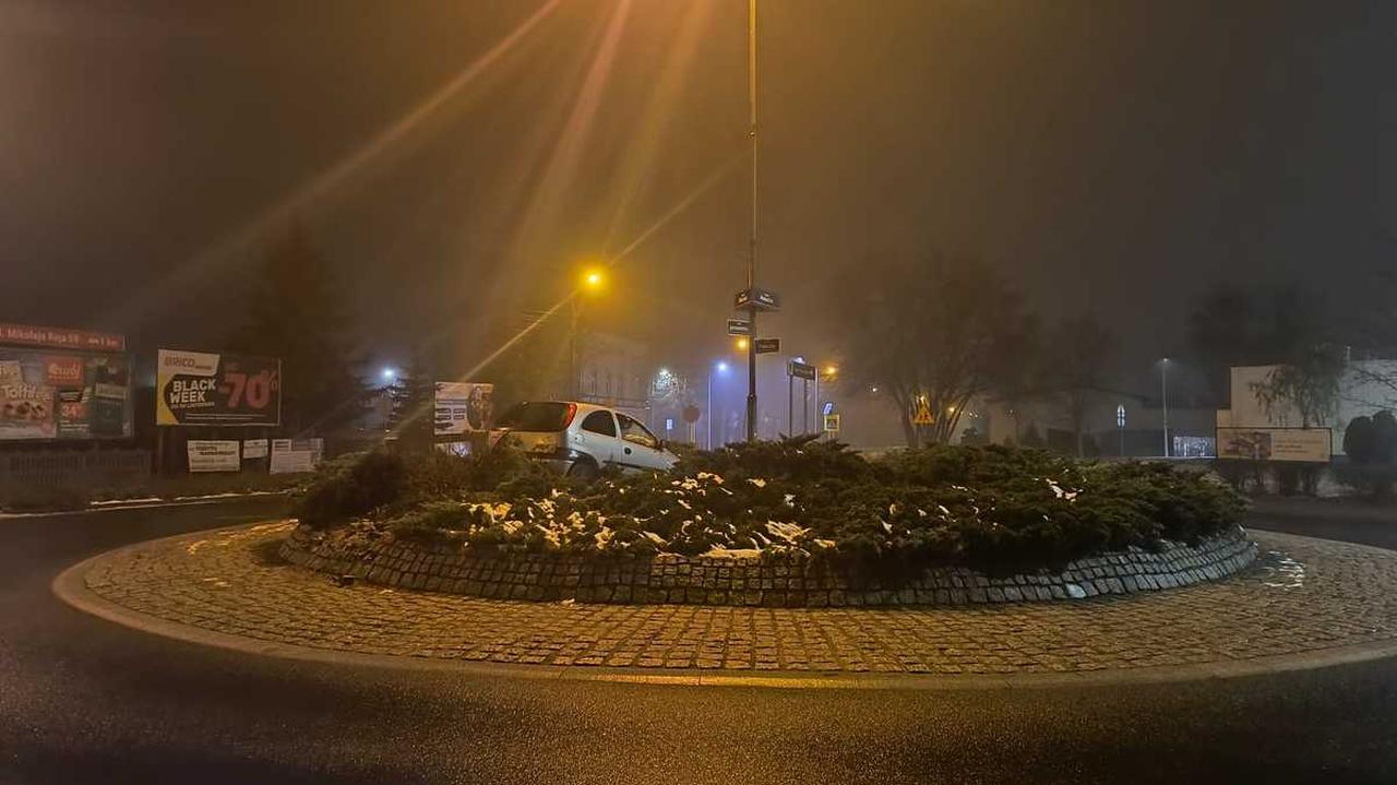 "Zaparkował" na środku ronda