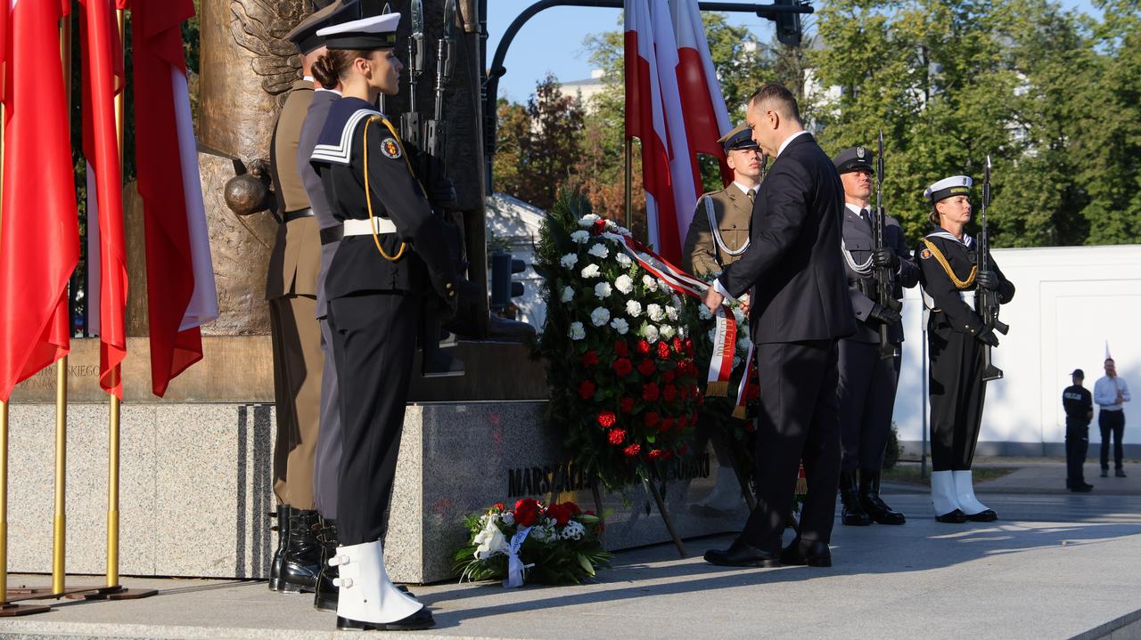 Prezydent złożył wieniec przed pomnikiem marszałka Józefa Piłsudskiego