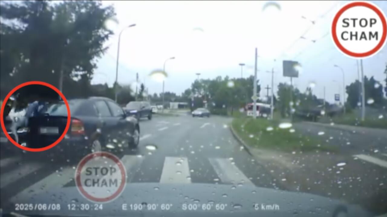 Wyprzedzając autobus, jechał na czołówkę. Kiedy inny kierowca wysiadł, wjechał wprost w niego. Nagranie
