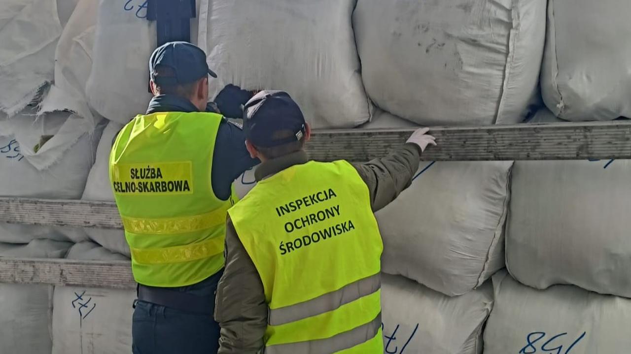 Miała być odzież ze Skandynawii. Zamiast tego było 20 ton odpadów